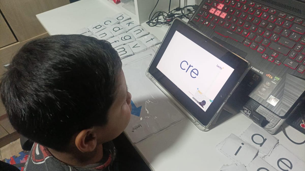 Niño feliz mostrando el libro que ya puede leer