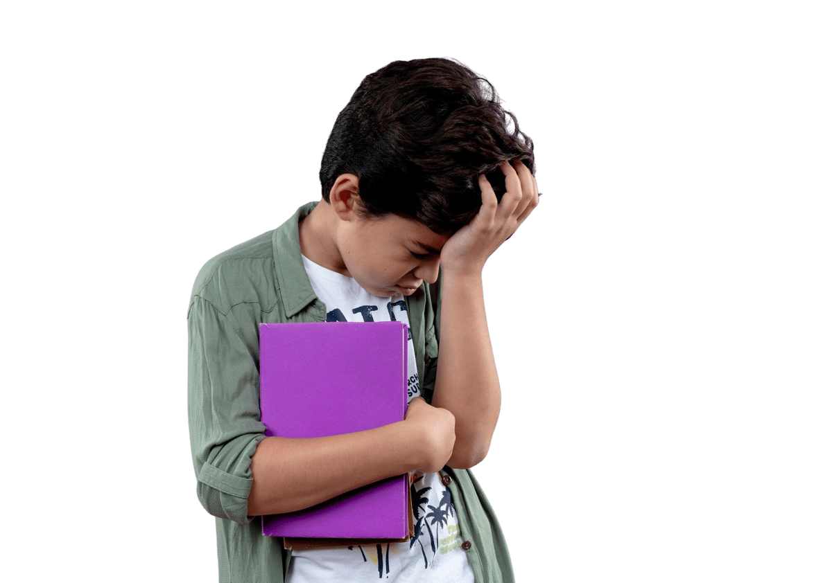 Niño frustrado con su cuaderno