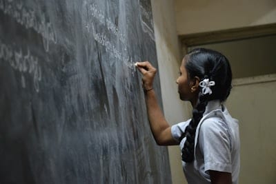 Madre revisando el informe escolar de su hijo